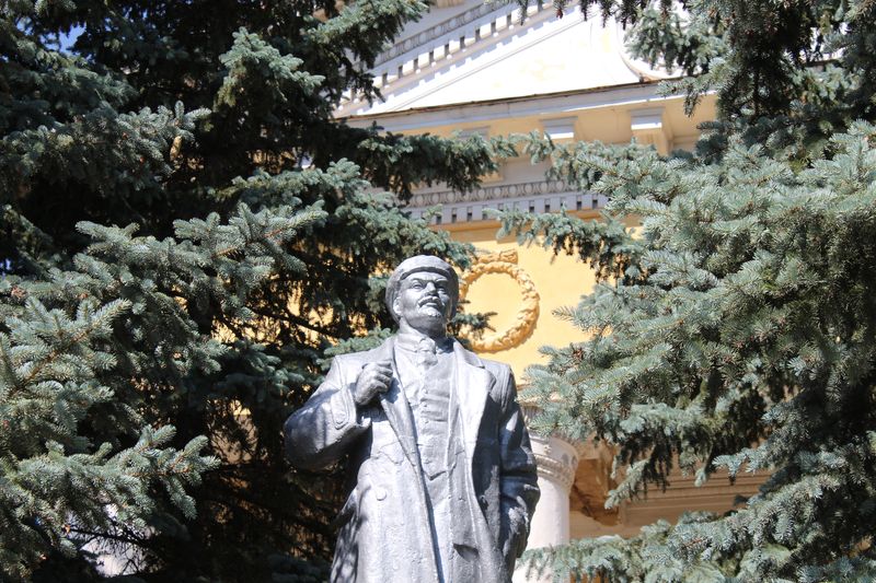 В Троицке коммунисты восстановили разрушенный памятник Ленину