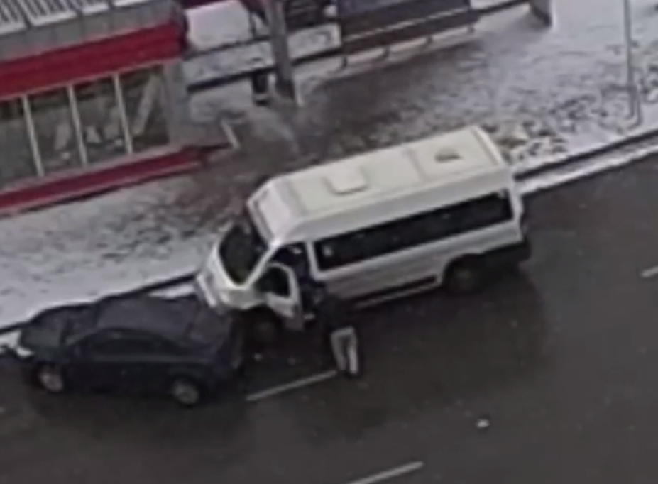 В Челябинске водитель подрался с маршрутчиком-автохамом (видео) В Челябинске водитель подрался с маршрутчиком-автохамом (видео)