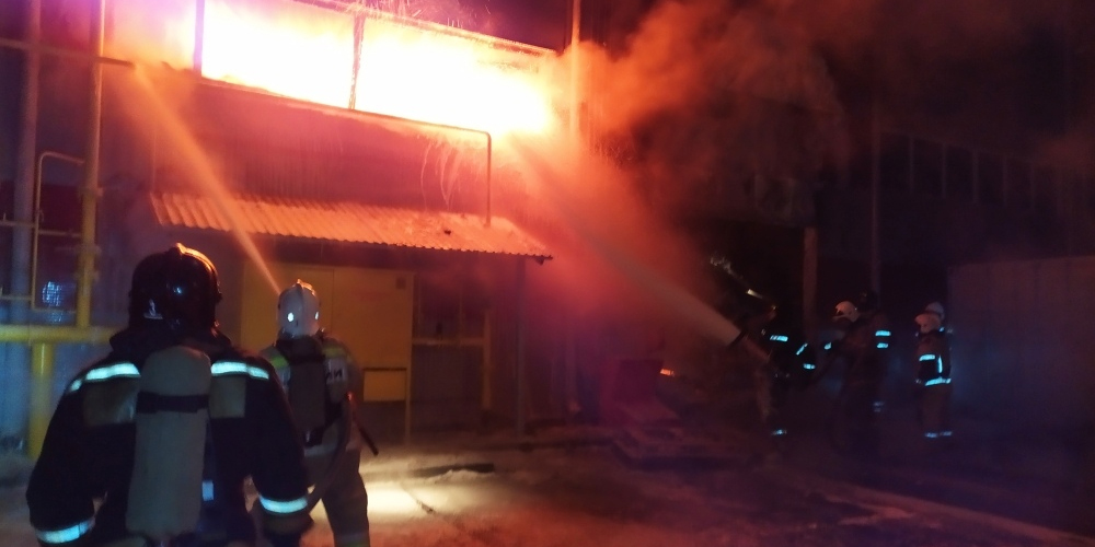 Пожарные несколько часов тушили компрессорный завод в Челябинске