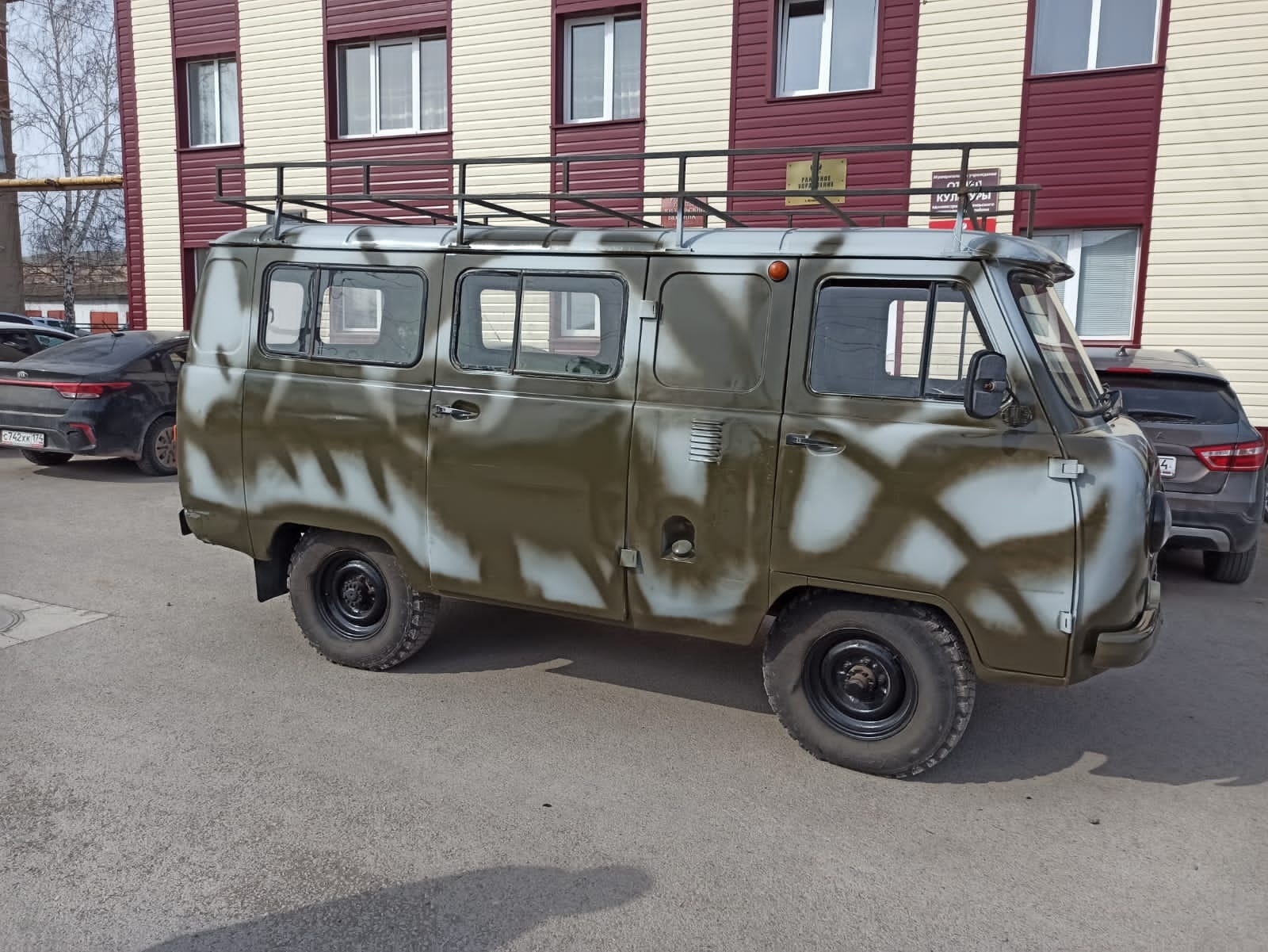 Челябинская семья отправила на фронт УАЗ для вывоза раненых бойцов