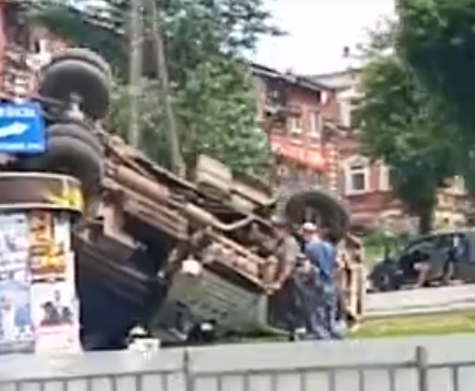 В Перми водитель уснул за рулем и перевернулся на мусоровозе