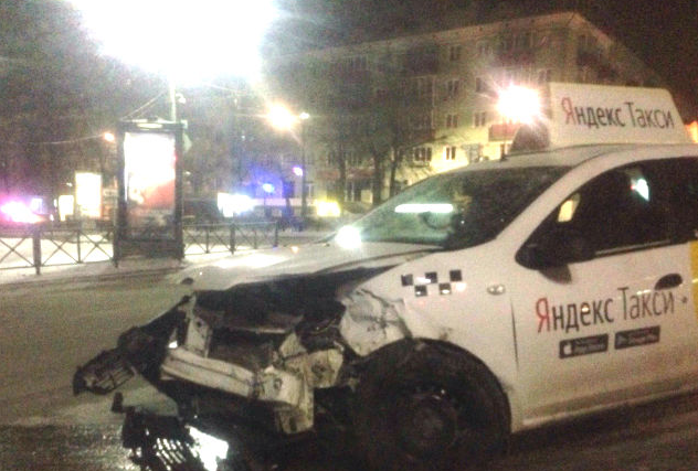 В центре Перми столкнулись два автомобиля такси