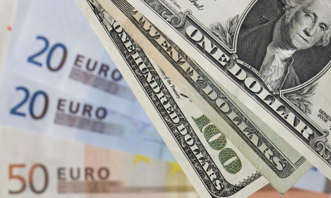 Рубль обвалился по отношению к доллару и евро