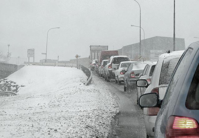 Снегопад парализовал движение в Челябинске