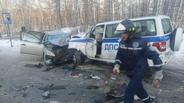 Чтобы защитить автобус с детьми от лобового столкновения, полицейские поставили под удар свою машину