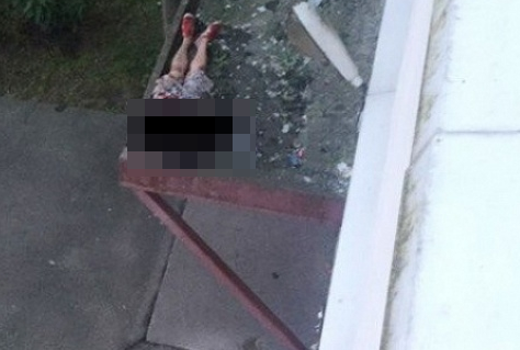 В Екатеринбурге женщина, избитая мужем, выпала с шестого этажа В Екатеринбурге женщина, избитая мужем, выпала с шестого этажа