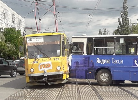 В Екатеринбурге в столкновении трамвая и автобуса пострадали женщина с ребенком
