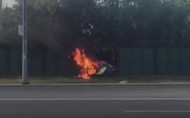 В Челябинске машина "Яндекс.Такси" врезалась в забор и загорелась 