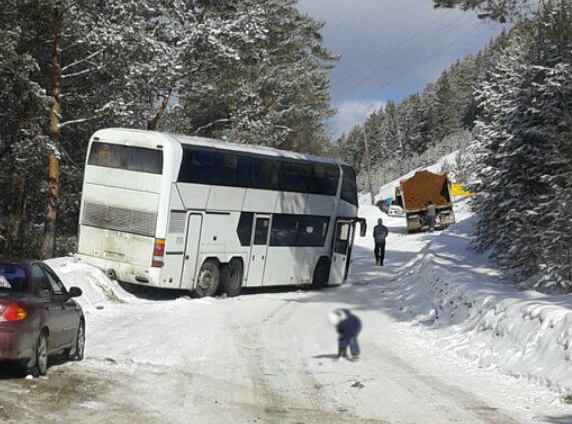 В Прикамье туристический автобус вылетел на край обрыва