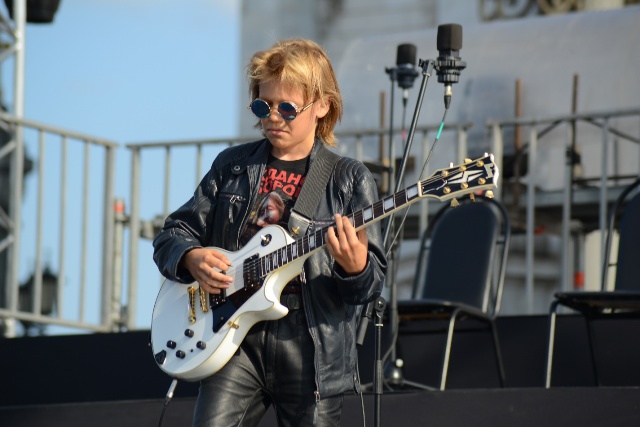 Юный гитарист из Челябинска «зажег» на концерте в честь юбилея Москвы в составе «Онлайн-бэнда Поколения М»