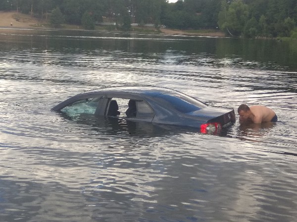 «Проехал без водителя 78 метров». Автомобиль челябинской туристки утонул в озере 