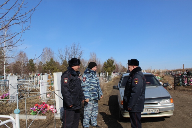 На 27 кладбищах дежурили полицейские Увельского района и Южноуральска в родительский день