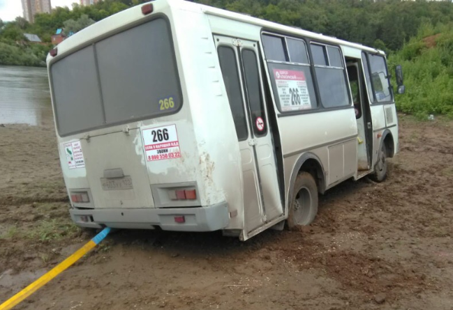 Под Уфой пассажирский автобус увяз в грязи