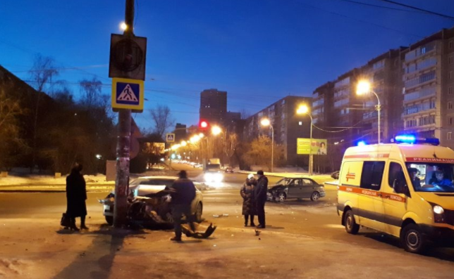 В Екатеринбурге после ДТП иномарка врезалась в столб