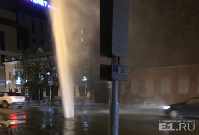 Фонтан кипятка из прорыва в трубе окатил иномарку в Екатеринбурге