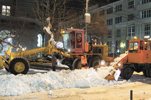 Челябинские улицы освобождают от снега и днем и ночью