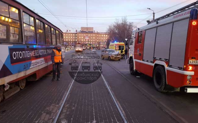 В Челябинске пьяная автоледи врезалась в трамвай