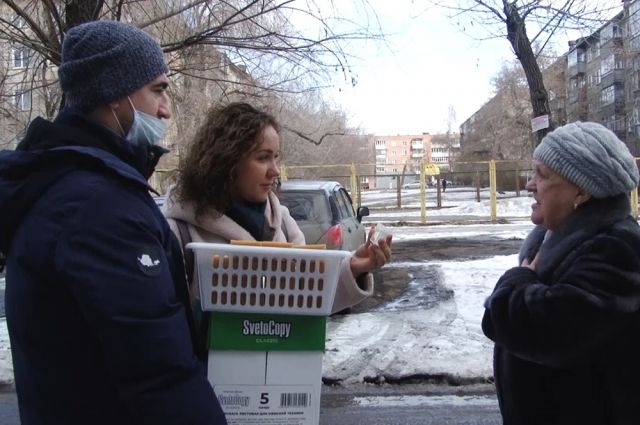 В Челябинске волонтёры бесплатно раздают мыло и антисептик пожилым людям