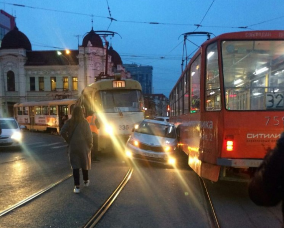 В центре Екатеринбурга два трамвая зажали легковушку