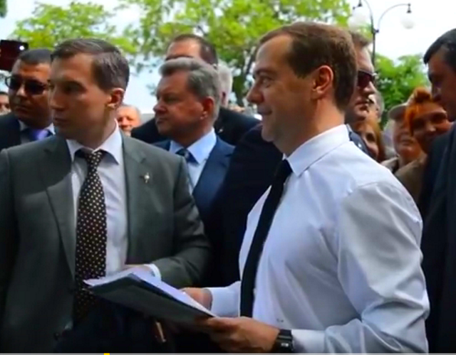 "Денег нет, но вы держитесь" - Медведев общается с пенсионерами в Крыму "Денег нет, но вы держитесь" - Медведев общается с пенсионерами в Крыму