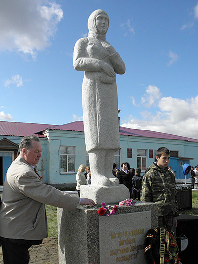 В Троицком районе накануне Дня Победы торжественно открыли памятник матерям и вдовам погибших защитников Отечества