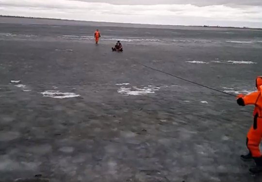 В Кургане спасатели вытащили рыбака со льда на веревке