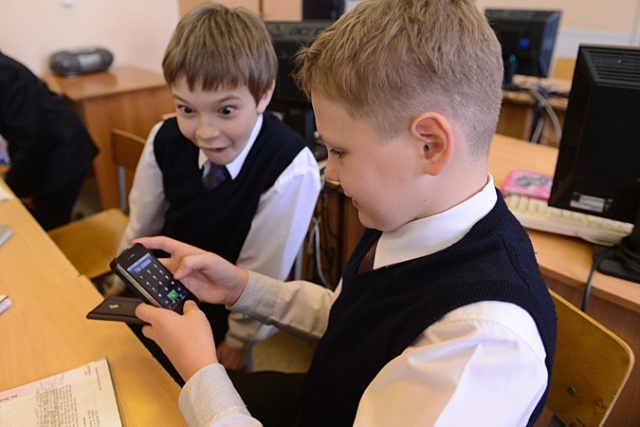 Эксперты Института образования НИУ ВШЭ выяснили, вредят ли смартфоны и планшеты школьникам на уроках