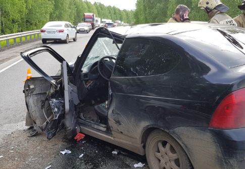 После ДТП на трассе Пермь - Кунгур водителя из авто вырезали спасатели