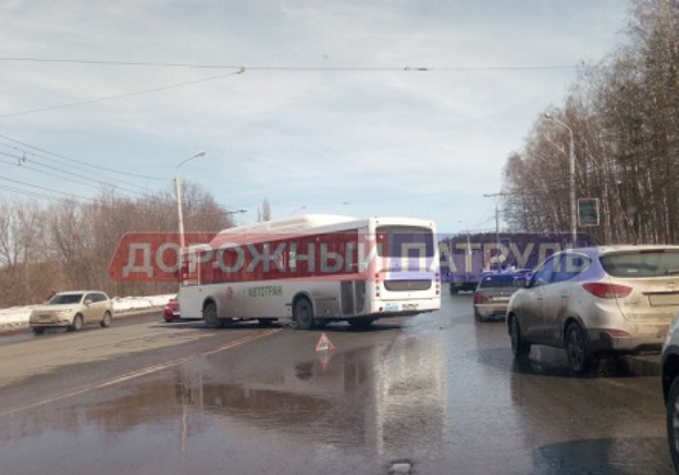 В Уфе КАМАЗ врезался в пассажирский автобус