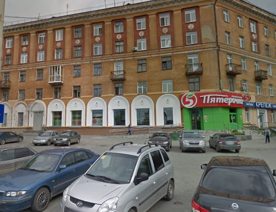 В Екатеринбурге неизвестные ночью вынесли из "Пятерочки" алкоголь и закуску