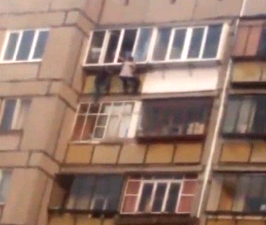 В Магнитогорске школьники свешивались с балкона 10 этажа В Магнитогорске школьники свешивались с балкона 10 этажа