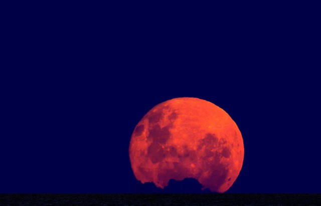  Смотрите в небо: полное лунное затмение, голубую Луну, а также кроваво-красную можно будет увидеть одновременно на Южном Урале