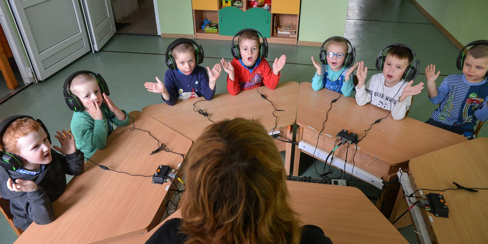 В Магнитогорске родители детей с нарушениями слуха пожаловались, что в школе не обучают устной речи