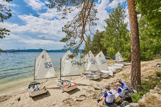На озере Тургояк стартовала детская регата на «Кубок путешественника Федора Конюхова»