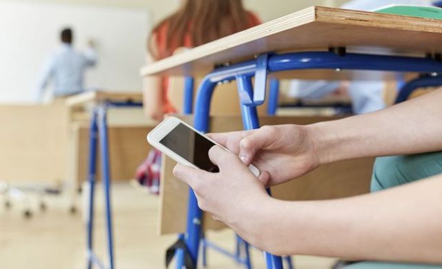 Ввести запрет на телефоны и гаджеты в школах согласны более 70 % жителей России