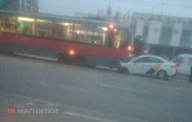 В Магнитогорске "Яндекс.Такси" разбилось о трамвай