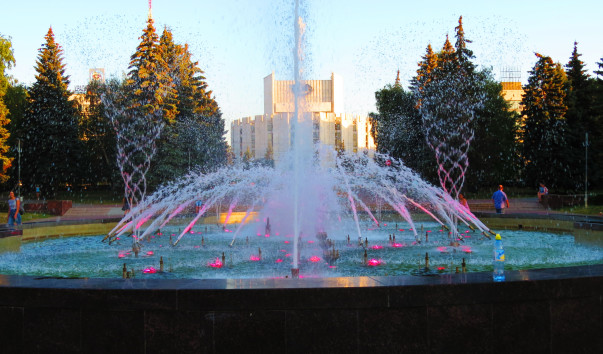 В Челябинске на Площади Революции заработал главный фонтан города 