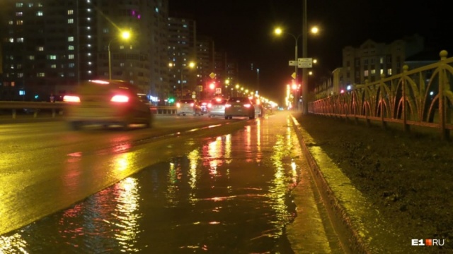 Зловонная река на улице в Екатеринбурге возникла из-за тряпок, забивших канализацию (ФОТО)