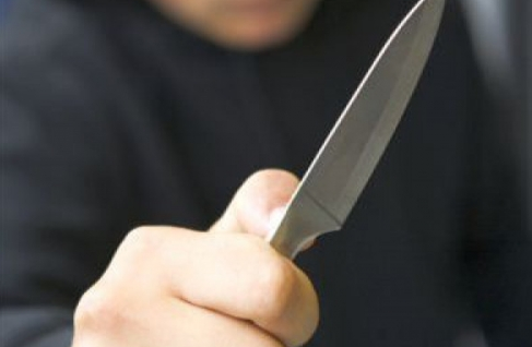 В Губахе пьяная женщина напала с ножом на прохожих