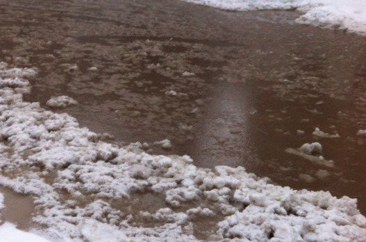 В Кургане улицу Савельева затопила канализация