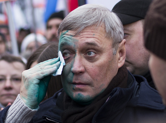 На марше памяти Немцова Михаила Касьянова облили зеленкой