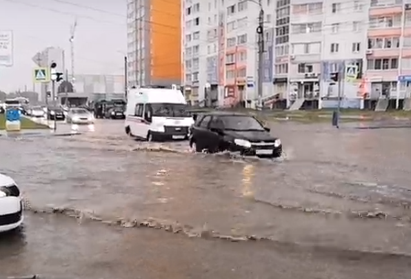В Челябинске после ливня под воду ушли десятки улиц В Челябинске после ливня под воду ушли десятки улиц