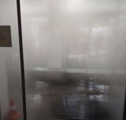 В Уфе из-за прорыва трубы затопило гипермаркет "Магнит" (видео)