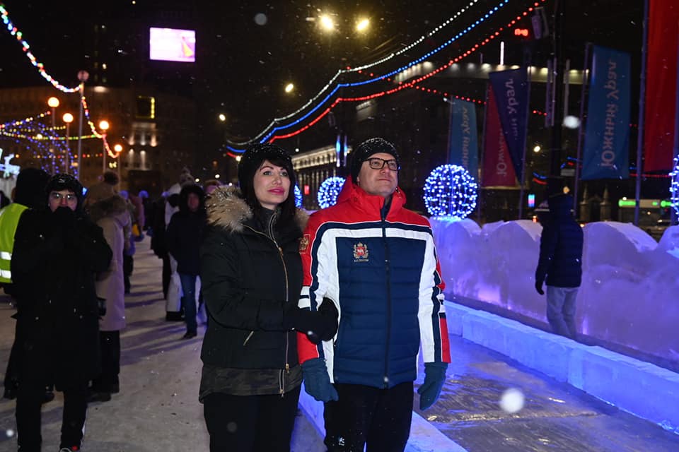 Губернатор Челябинской области посетил ледовый городок на площади Революции