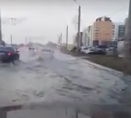 На северо-западе Челябинска дорога ушла под воду