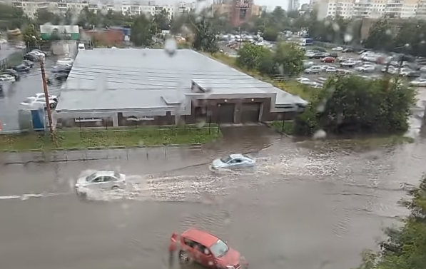 В Челябинске ливень затопил дороги в микрорайоне "Парковый"