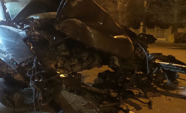 Вырвало двигатель у врезавшейся в столб иномарки в Екатеринбурге