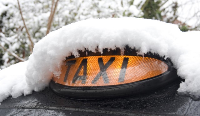 Снег падает, цены – взлетают: таксисты Челябинска подняли цены на услуги в 5 раз