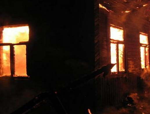 В Челябинской области три человека погибли при пожаре в частном доме