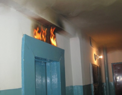 В жилом доме в Башкирии дотла выгорел лифт